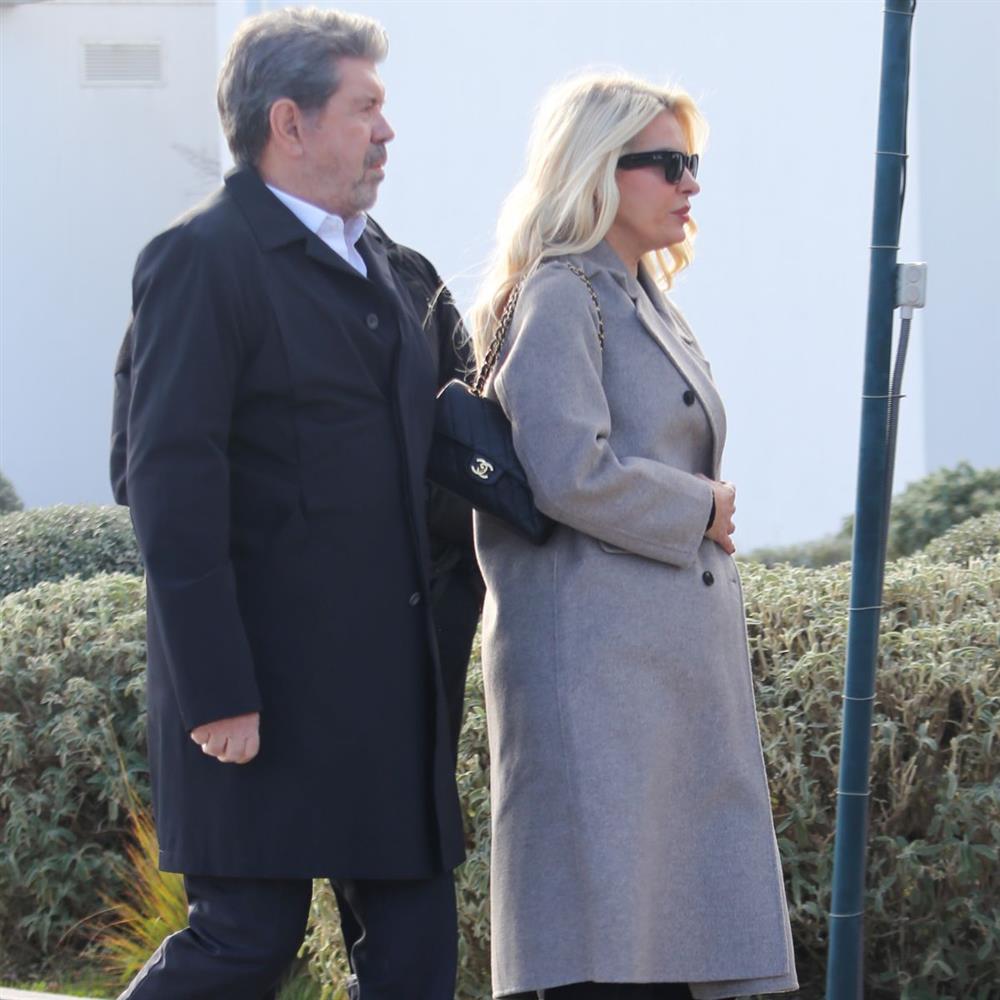 Κηδεία Γιώργου Παπαδάκη: Μαζί στη Ριτσώνα η Ελένη Μενεγάκη και ο Γιάννης Λάτσιος