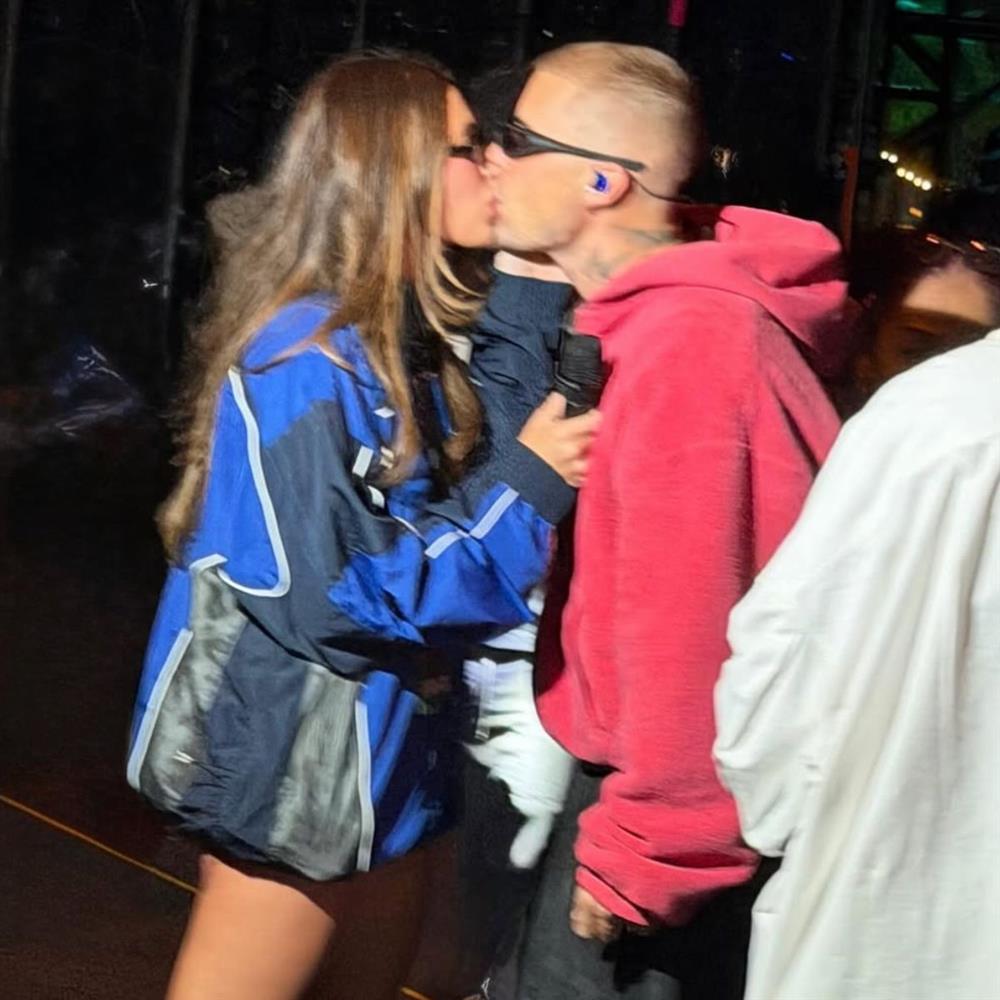 Coachella 2026: Το "καυτό" φιλί στο στόμα του Τζάστιν Μπίμπερ με την Χέιλι στα παρασκήνια του Φεστιβάλ