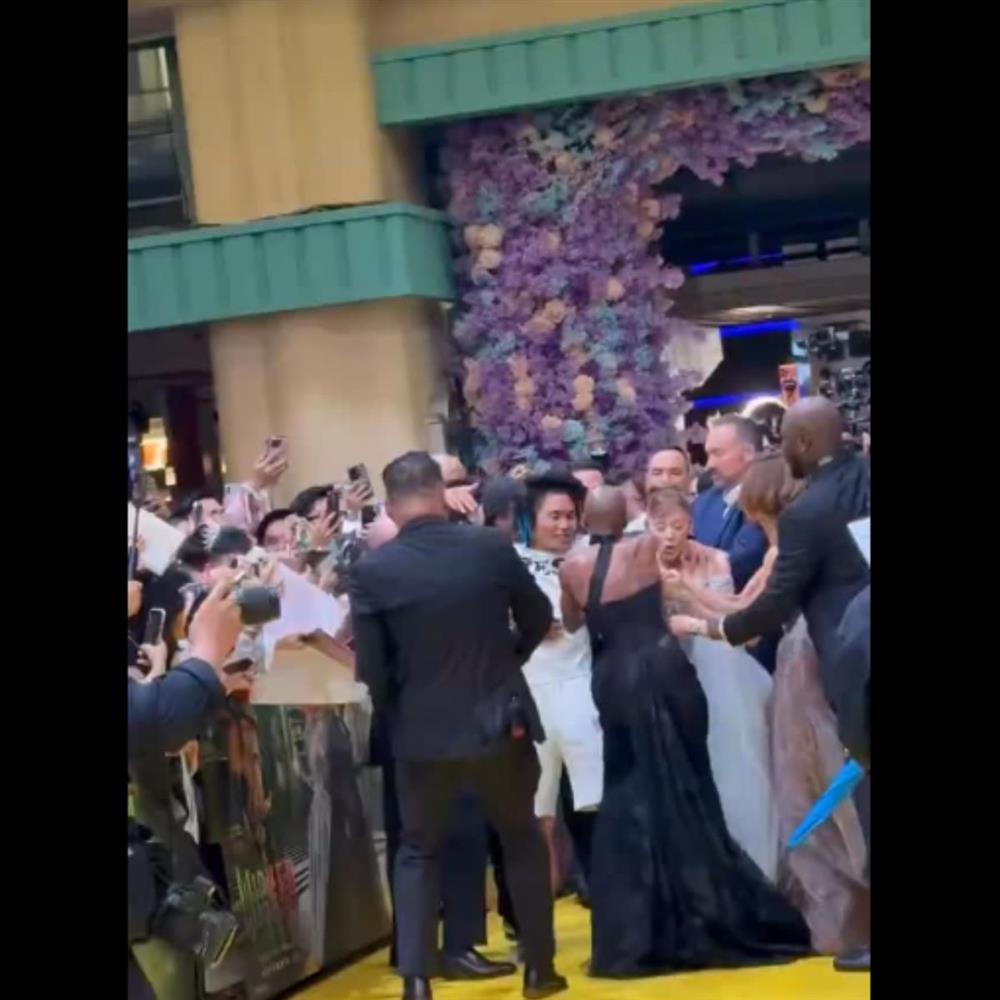 Αριάνα Γκράντε: Δέχτηκε επίθεση από θαυμαστή της στην πρεμιέρα του Wicked: For Good (Videos)