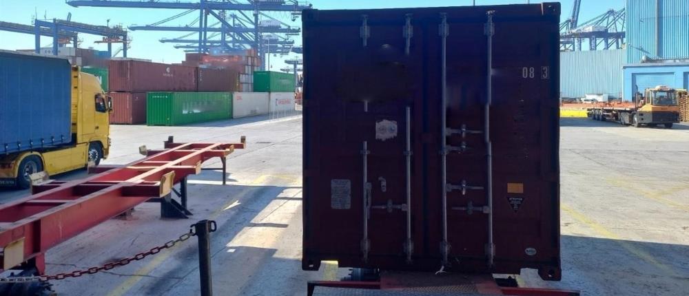 ΑΑΔΕ – Πειραιάς: Εντοπίστηκαν δεκάδες χιλιάδες φιάλες αλκοόλ σε παραποιημένες συσκευασίες