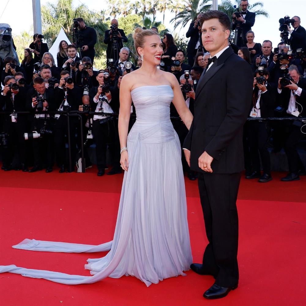 Κάννες 2025: Η Σκάρλετ Γιόχανσον περπάτησε στο κόκκινο χαλί μαζί με τον σύζυγό της, Κόλιν Τζοστ