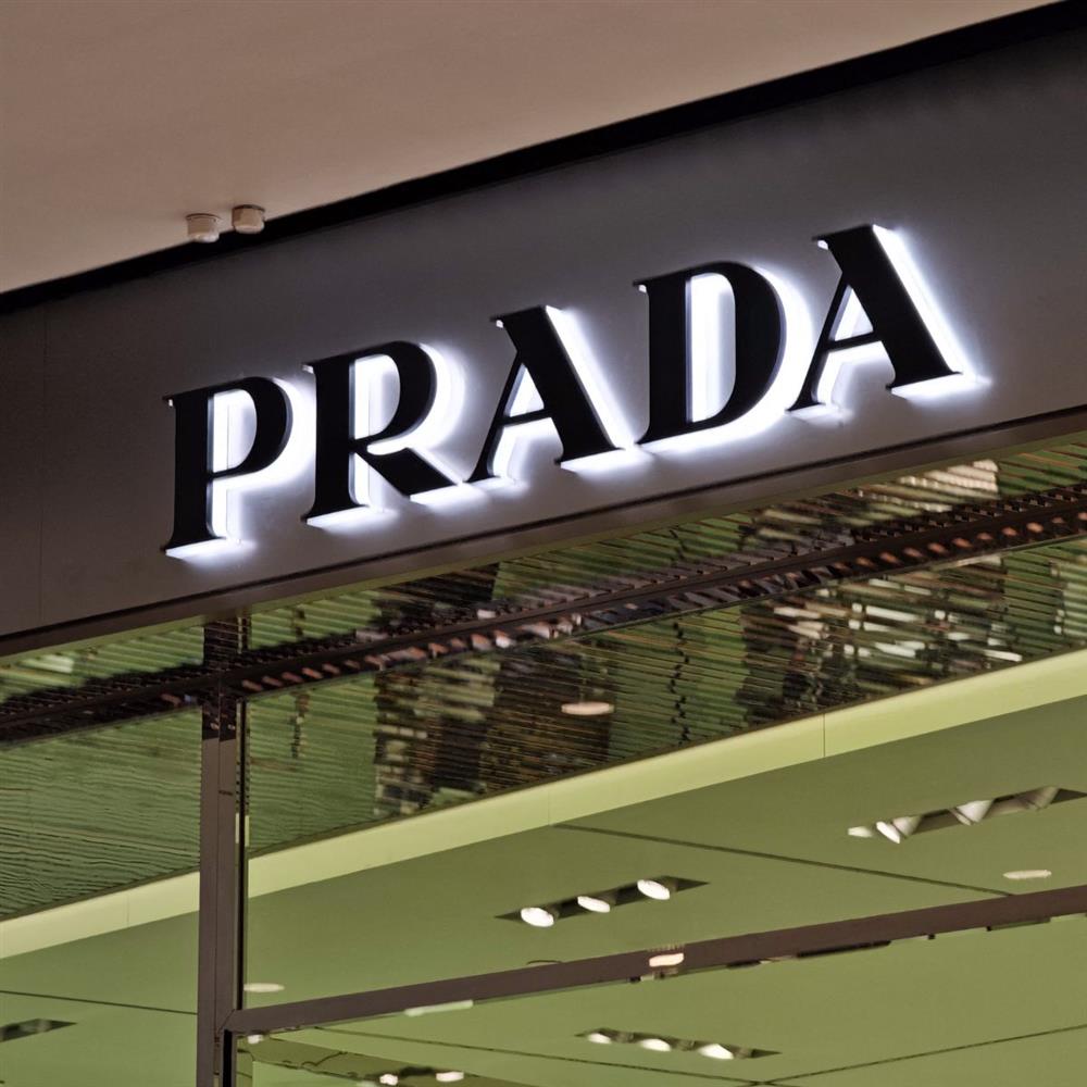 Η Prada αγόρασε τον οίκο Versace: Αυτό είναι το αστρονομικό ποσό του deal