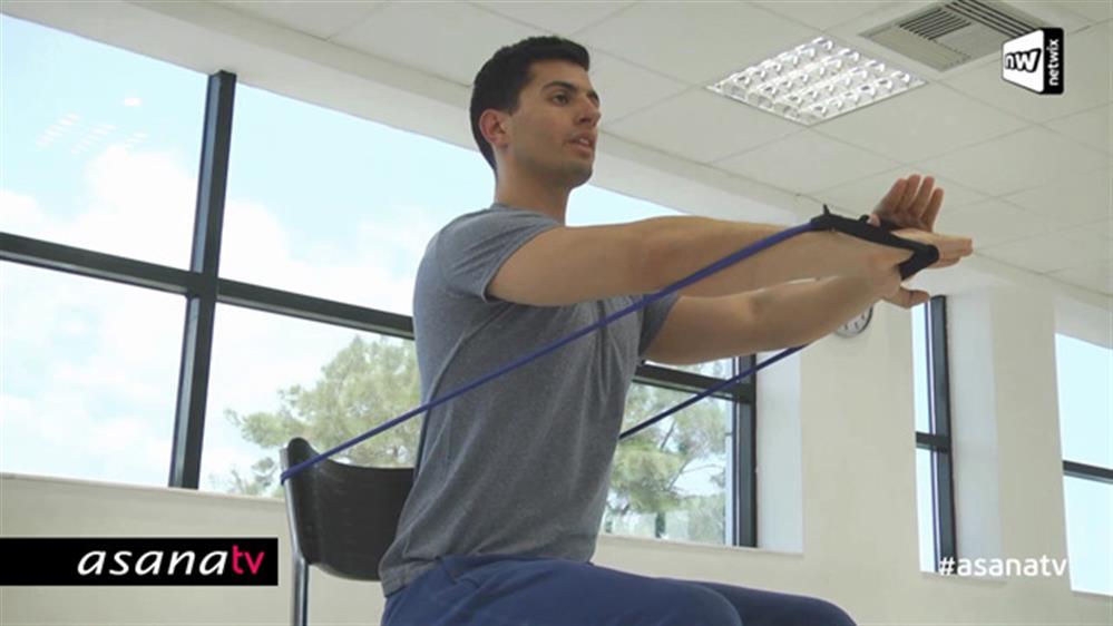 Workout με καρέκλα και λάστιχο για τον άνω κορμό