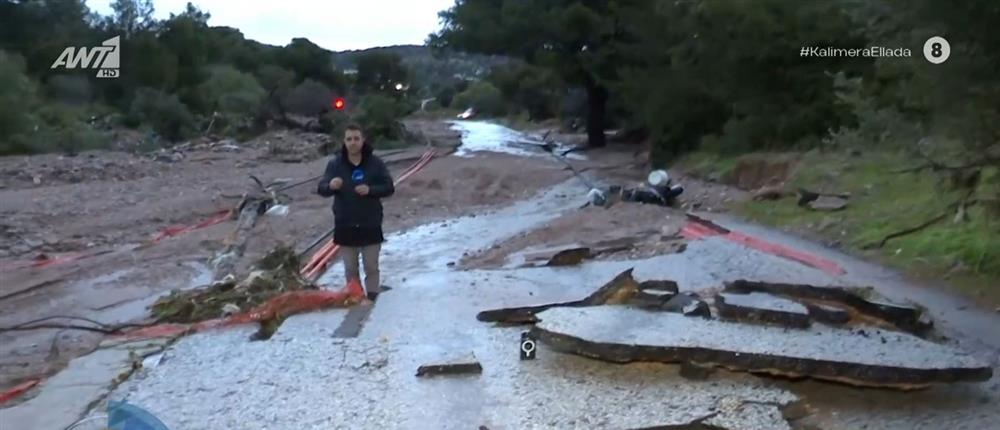 Κακοκαιρία - Βάρη: "Κόπηκε" στα δυο ο δρόμος - Παρασύρθηκαν αυτοκίνητα από τα ορμητικά νερά