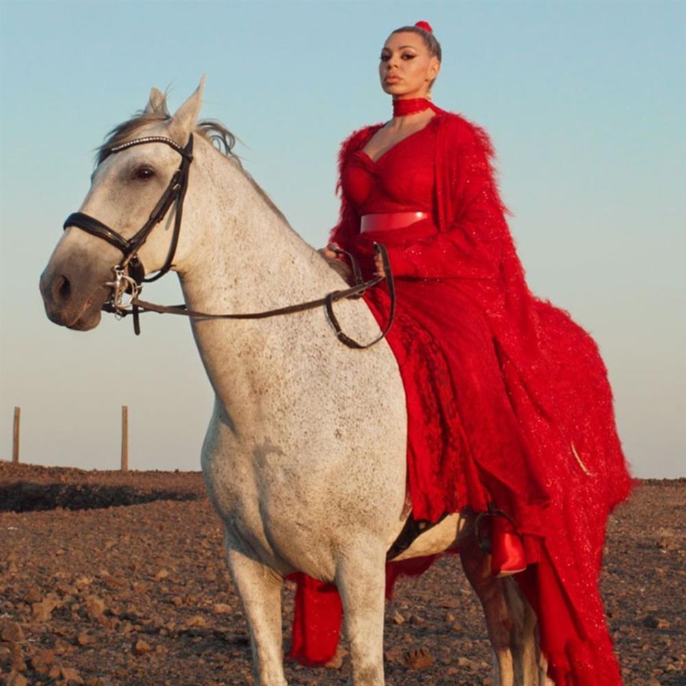 Το "Πήγα σε Μάγισσες" γίνεται viral - Το νέο single της Johanna