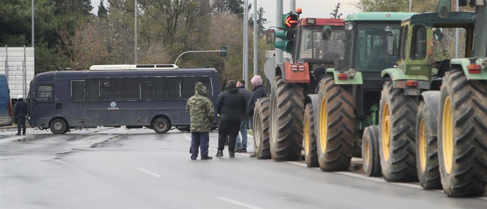 Θεσσαλονίκη - Μπλόκα αγροτών: Ασθενοφόρο δεν μπόρεσε να περάσει λόγω του φραγμού από τις κλούβες των ΜΑΤ