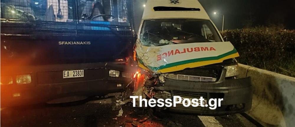 Πλατύκαμπος Λάρισας: Ασθενοφόρο συγκρούστηκε με όχημα της αστυνομίας (εικόνες)