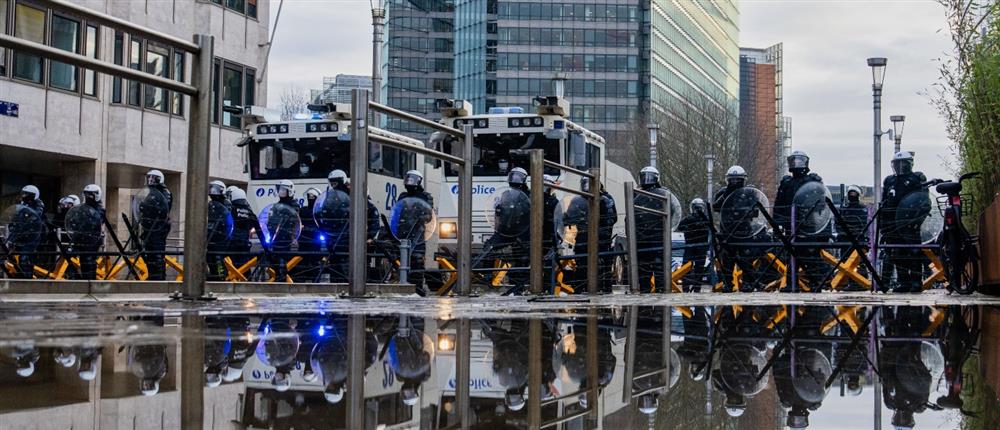 Συμφωνία ΕΕ - Mercosur: Επεισόδια έξω από το ευρωκοινοβούλιο ανάμεσα σε αγρότες και τοπικές αρχές 