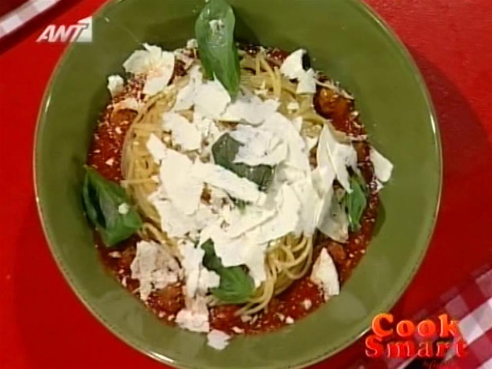 Μακορανάδα με κεφτεδάκια,σάλτσα φρέσκιας ντομάτας και μυζήθρα