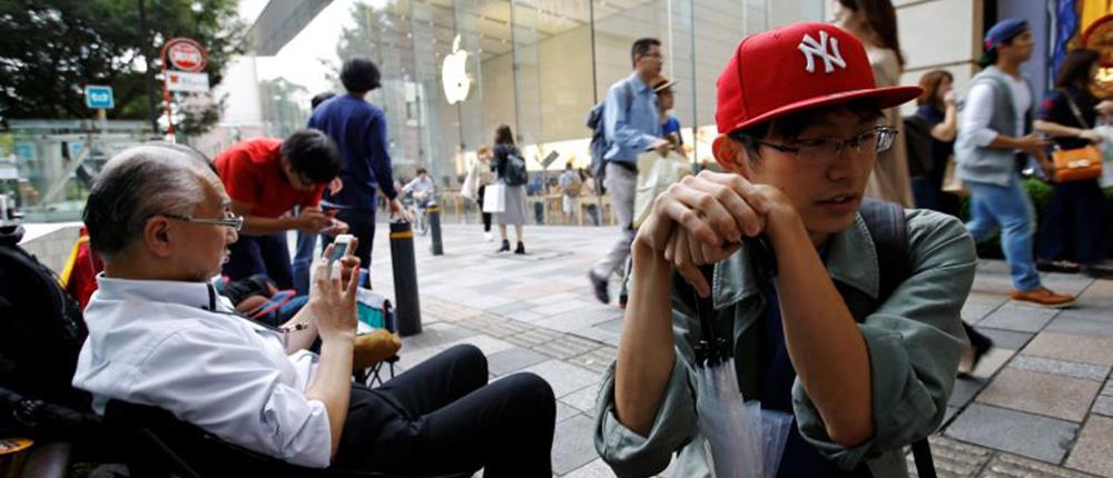 iPhone mania: Έστησαν σκηνές και περιμένουν (φωτό)
