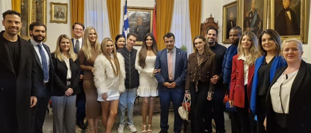 Στην Ύδρα η Κίμπερλι Γκίλφοϊλ - Τιμήθηκε από τον Δήμο με ειδικό μετάλλιο