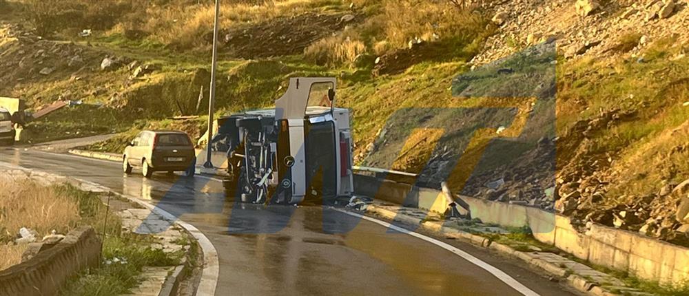 Τραγωδία στο Πέραμα: Μία νεκρή έπειτα από ανατροπή φορτηγού (βίντεο)