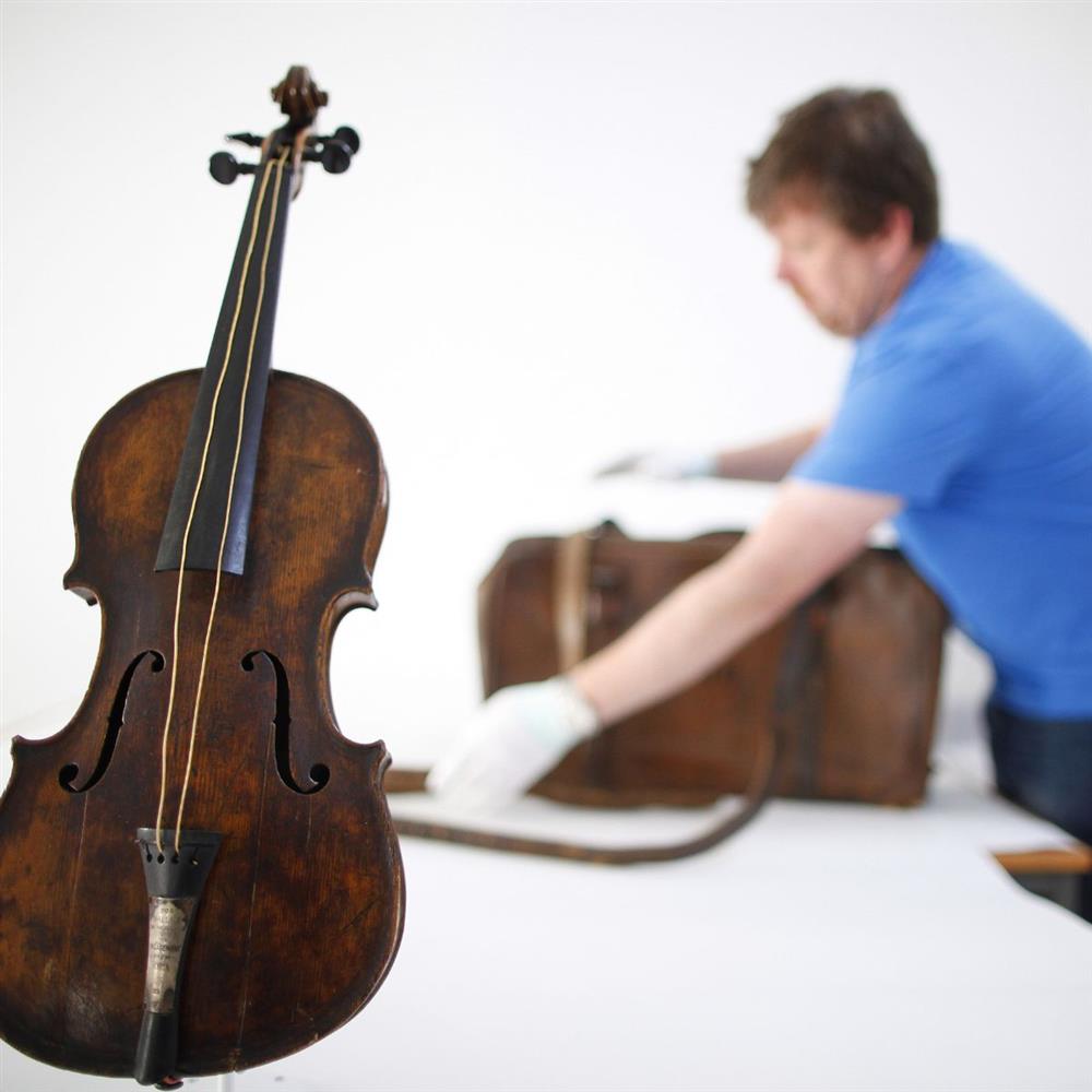 Τιτανικός: Βιολί με ιστορία από τα γυρίσματα της ταινίας βρήκε νέο ιδιοκτήτη