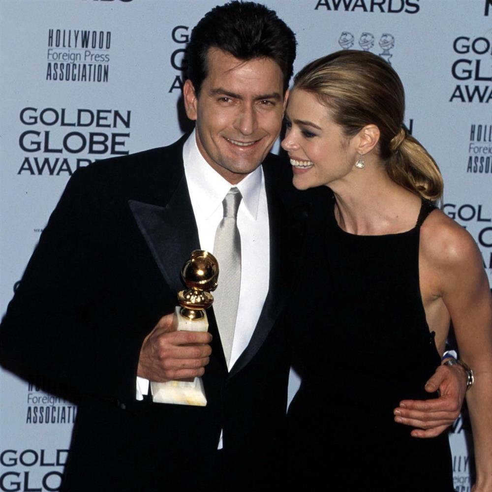 Ντενίζ Ρίτσαρντς: Ο λόγος που αναγκάστηκε να πει στις κόρες τους ότι ο Τσάρλι Σιν έχει HIV