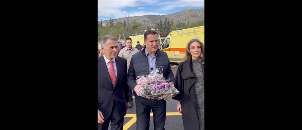 Α. Γεωργιάδης: Επισκέφθηκε νοσοκομεία ανήμερα των Χριστουγέννων και κέρασε γλυκά τους γιατρούς (βίντεο)