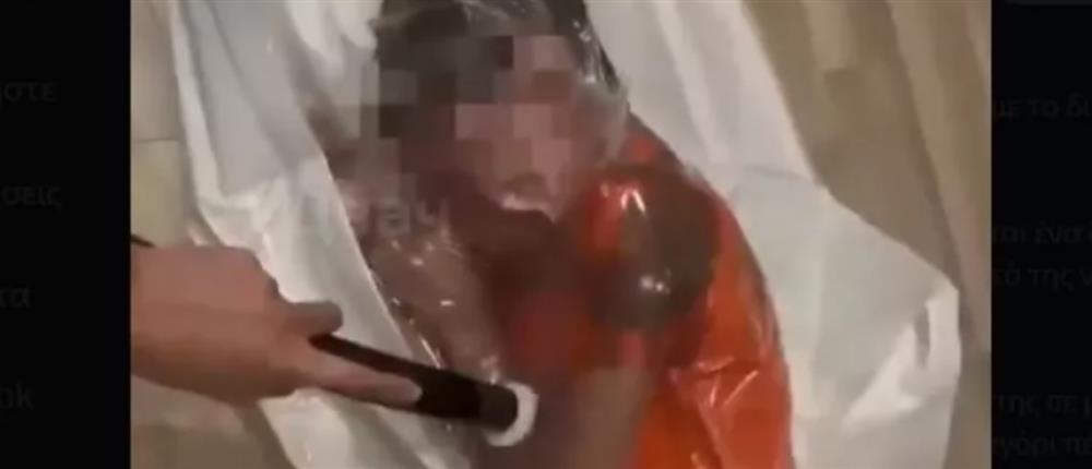 Influencer έβαλε το παιδί της σε σακούλα και του ρουφούσε τον αέρα με σκούπα!