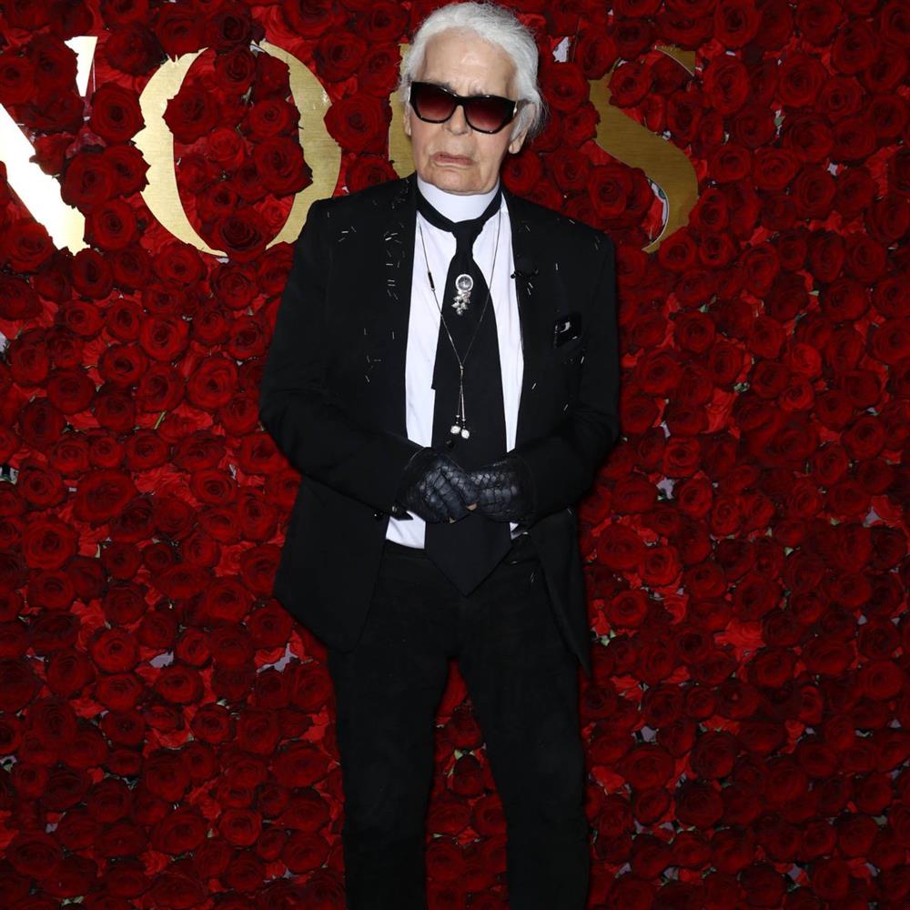 Καρλ Λάγκερφελντ: Πωλήθηκε σε δημοπρασία η έπαυλή του στο Παρίσι - Ο σχεδιαστής πέρασε μόνο μία νύχτα εκεί