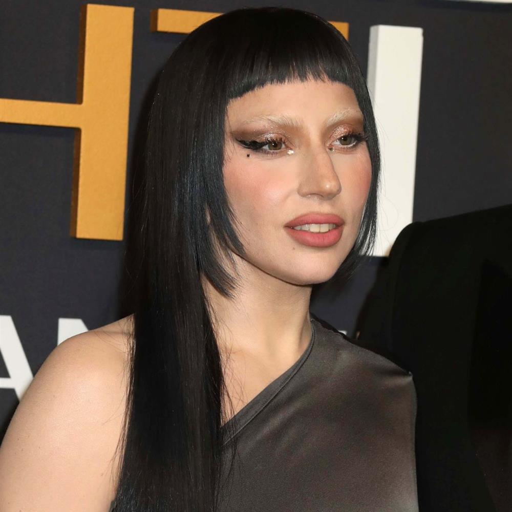 Διπλό απρόοπτο σε συναυλία της Lady Gaga - Σκόνταψε και έπεσε on stage & το ίδιο έπαθε και cameraman της