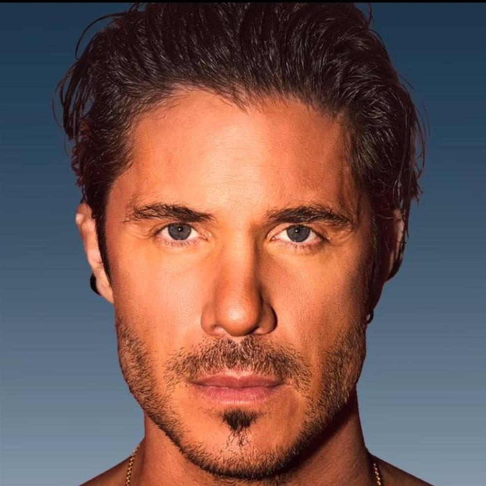 Η καλοκαιρινή περιοδεία του Νίκου Οικονομόπουλου & το σπάνιο ρεκόρ