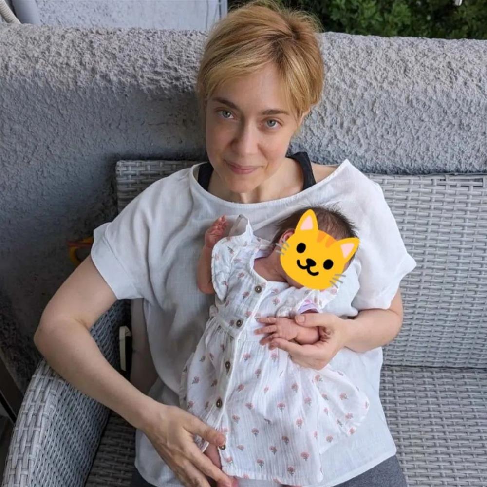 Ντάνη Γιαννακοπούλου:  Ξεκίνησε τις βόλτες με το μωράκι της - Ο πρώτος καφές μαμάς και κόρης (Photos)