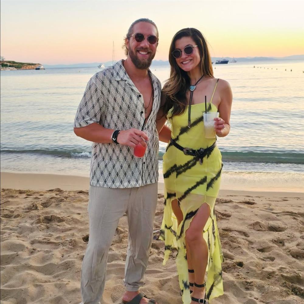 Γιώργος Κόρομι: Οι δυο αποβολές που είχε η σύντροφός του, Τίνα, πριν αποκτήσουν την κόρη τους - "Σίγουρα σε ρίχνει όταν συμβαίνει"