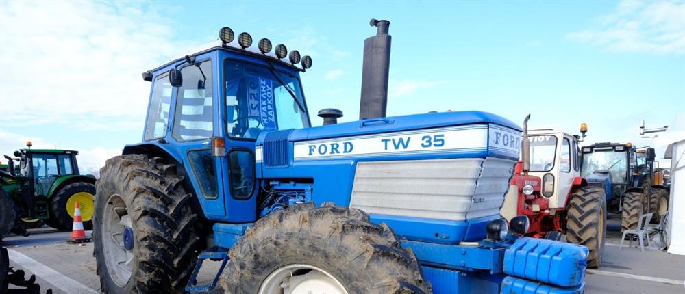 Ηράκλειο: Στο κτίριο της Αποκεντρωμένης Διοίκησης παραμένουν οι αγροτοκτηνοτρόφοι