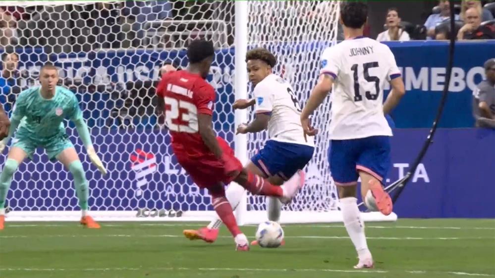 COPA AMERICA 2024 | Παναμάς - ΗΠΑ | Συρτό σουτ του Μουρίγιο από πλεονεκτική θέση, στην αγκαλιά του Χόρβαθ