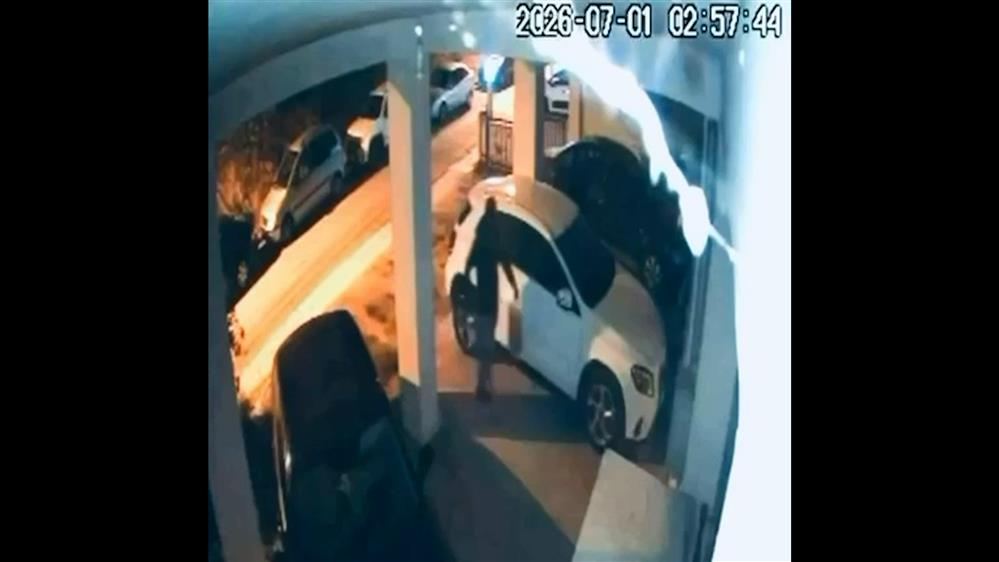 Δολοφονική επίθεση στη Θεσσαλονίκη: Βίντεο – ντοκουμέντο με τον δράστη να μεταφέρει τον εκρηκτικό μηχανισμό