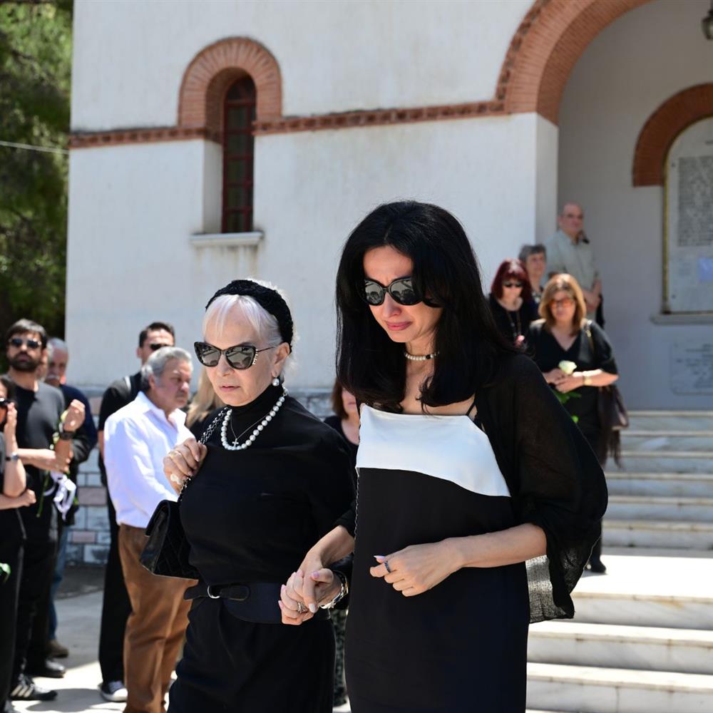 Κηδεία Νίκου Γαλανού: Συντετριμμένη η τελευταία του σύντροφος, Έλενα Σαγανά