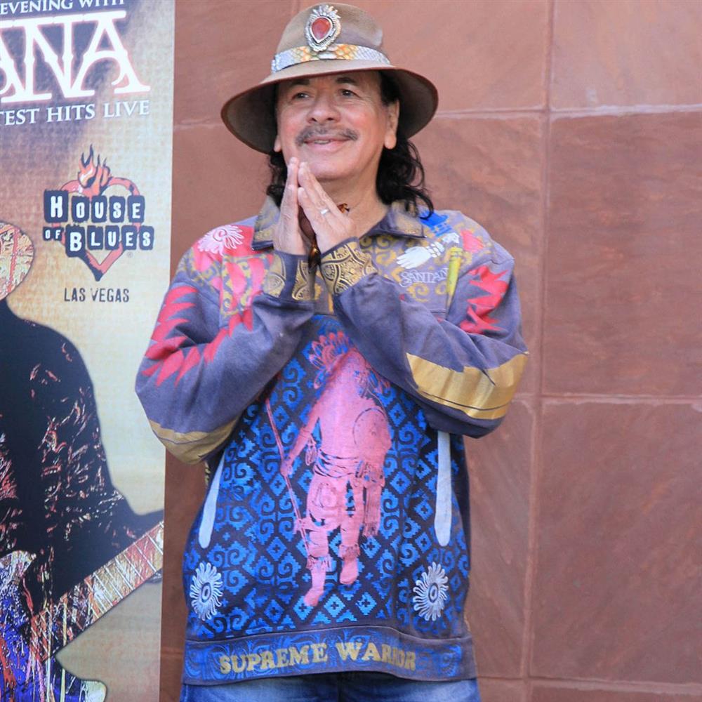 Εσπευσμένα στο νοσοκομείο ο Κάρλος Σαντάνα: Αναβλήθηκε συναυλία του