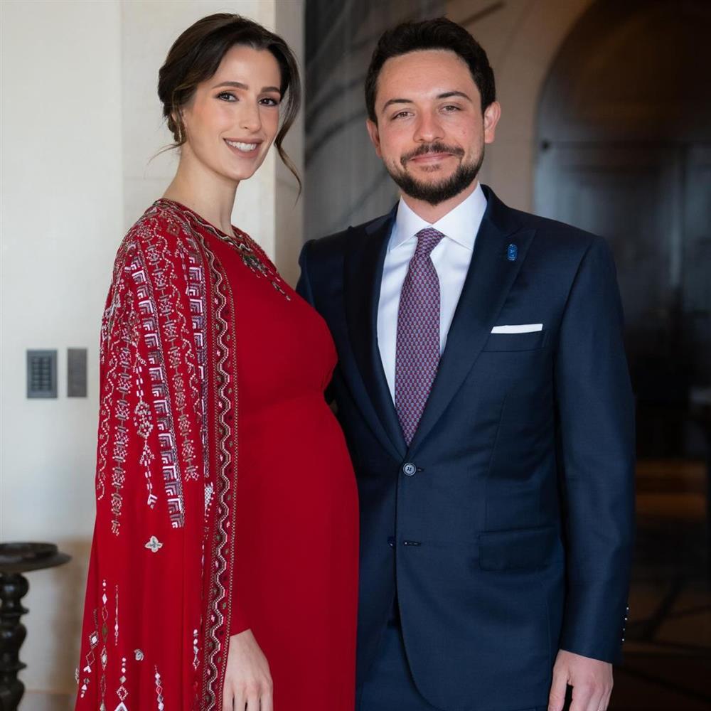 Πρίγκιπας Χουσεΐν: Ο διάδοχος του θρόνου της Ιορδανίας ανέβασε φωτογραφία με την τριών μηνών κόρη του