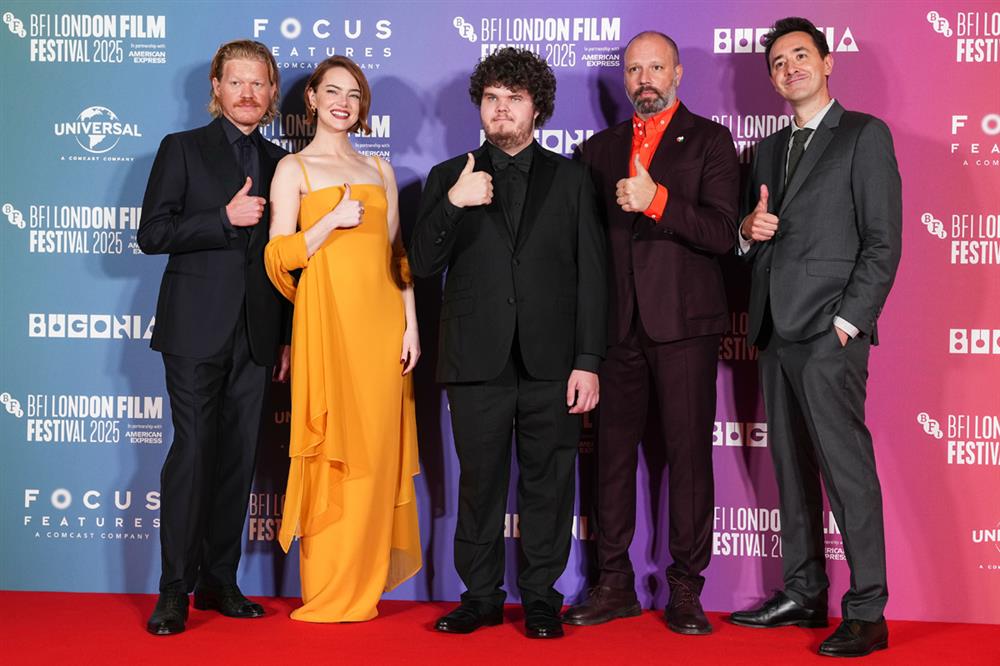 Γιώργος Λάνθιμος: Λαμπερή πρεμιέρα στο Λονδίνο για τη νέα του ταινία «Bugonia»