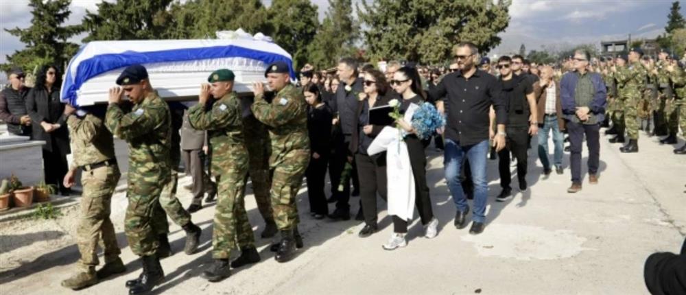 Κρήτη: Θρήνος στο τελευταίο "αντίο" του 19χρονου ΕΠΟΠ - Με γαλανόλευκη σημαία τυλιγμένο το φέρετρο (εικόνες)