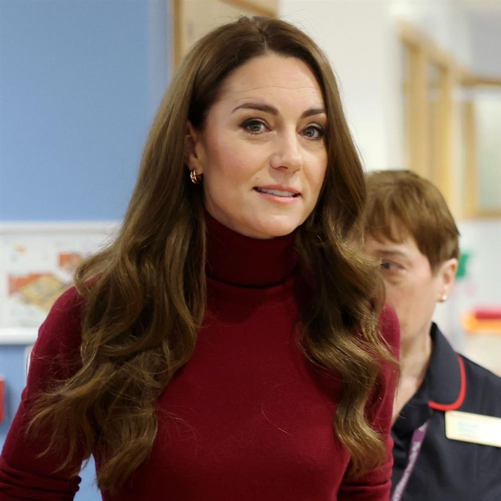 Κέιτ Μίντλετον: Επισκέφθηκε το νοσοκομείο όπου έκανε χημειοθεραπείες - Η συγκινητική συνάντηση με ασθενείς (Photos - Video)