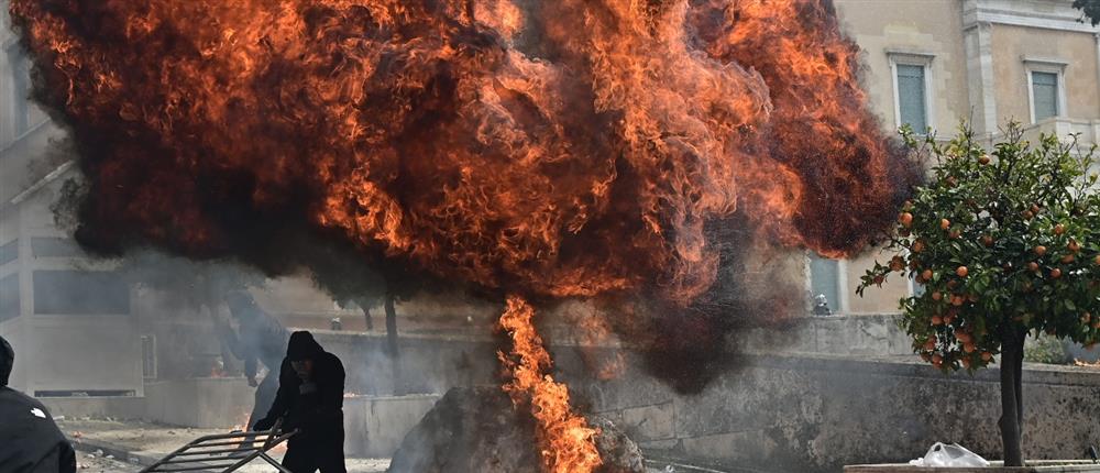 Τέμπη - Σύνταγμα: Επεισόδια με τραυματίες, πολίτης εντοπίστηκε χωρίς αισθήσεις