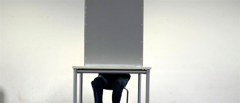 Οι Ελβετοί στις κάλπες για υποχρεωτική στρατιωτική ή πολιτική θητεία και φόρο στους πλούσιους