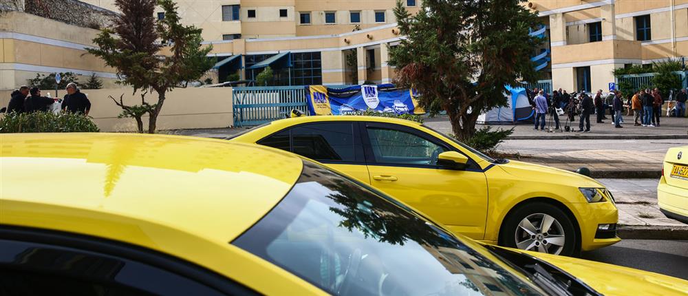 Απεργία ταξί: Ένταση έξω από το υπουργείο Μεταφορών (εικόνες)