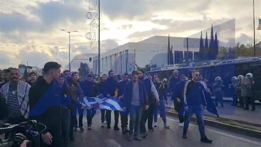 Η σημαία έφτασε στην Αμερικανική Πρεσβεία