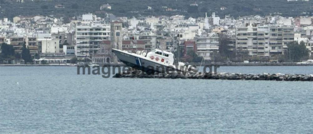Βόλος: “Κάρφωσε” στα βράχια σκάφος του Λιμενικού