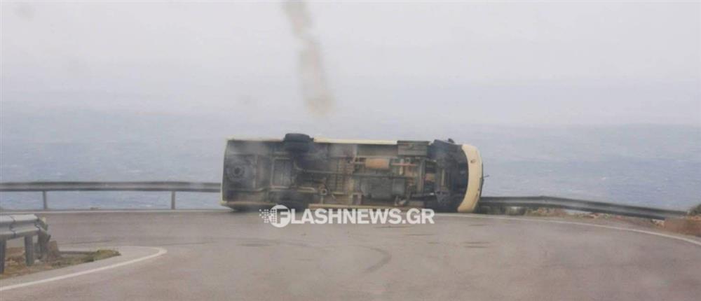 Χανιά: Ανετράπη λεωφορείο στον δρόμο για Ανώπολη – "Σήκωνε" πέτρες στα Σφακιά ο αέρας (εικόνες)