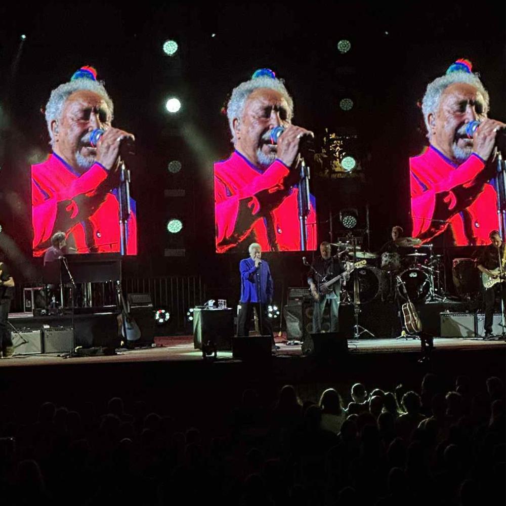 Τομ Τζόουνς