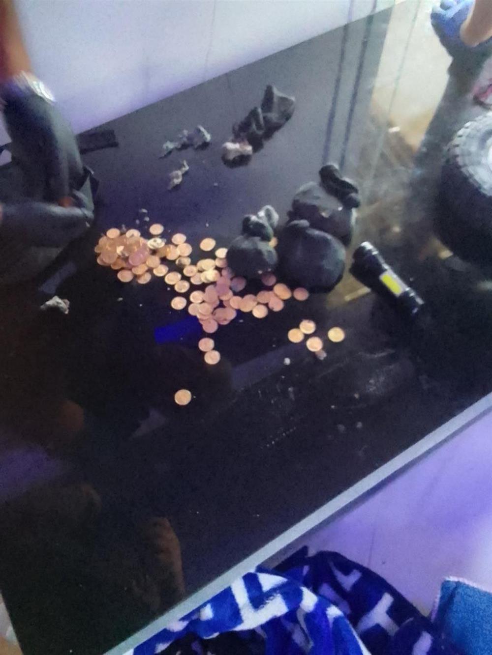 Φυλή - όπλα - ναρκωτικά - λίρες Φυλή - όπλα - ναρκωτικά - λίρες