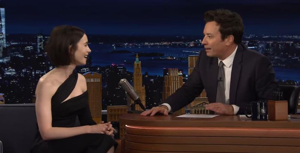 Λίλι Κόλινς: Το σχόλιό της στον Τζίμι Φάλον για τον Κυριάκο Μητσοτάκη που είχε δηλώσει ότι παρακολουθεί "Emily in Paris"