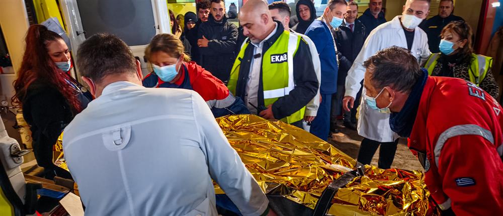 Θεσσαλονίκη: Έφτασαν στο “Παπαγεωργίου” οι δύο τραυματίες φίλοι του ΠΑΟΚ – Συγκίνηση στην υποδοχή (βίντεο)