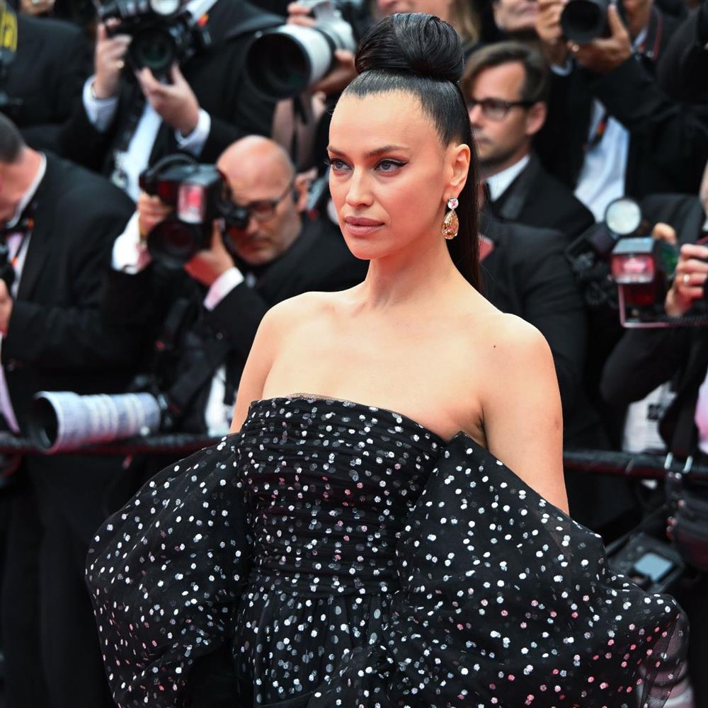Κάννες 2025: Η διαφορετική εμφάνιση της Ιρίνας Σάικ που τράβηξε τα βλέμματα (Φωτογραφίες)