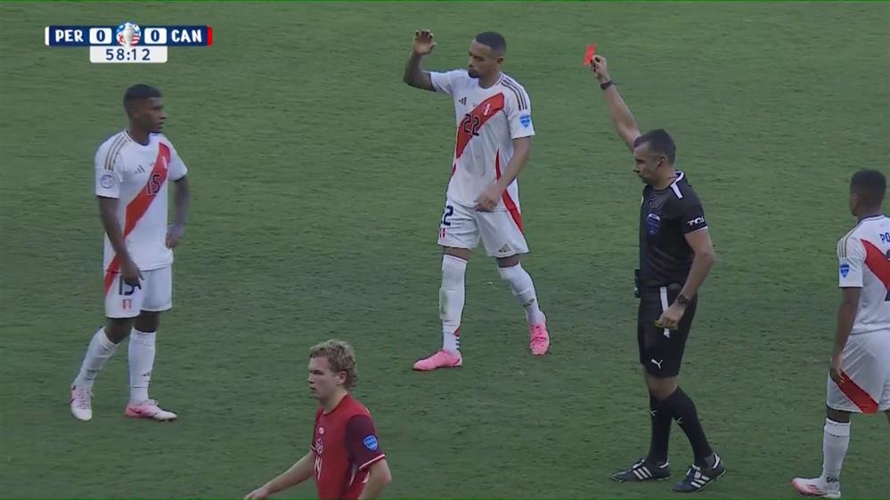 COPA AMERICA 2024| Περού-Καναδάς | Επίκίνδυνο τάκλιν από τον Αραούχο - Ο διαιτητής με την βοήθεια του VAR του δείχνει κόκκινη κάρτα!