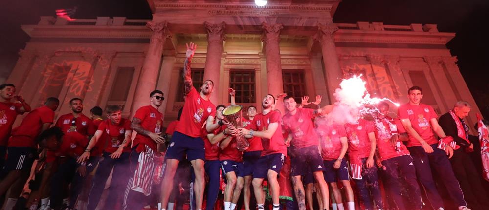 Ολυμπιακός: Αποθέωση στον Πειραιά και ερυθρόλευκοι πανηγυρισμοί για την κατάκτηση του Conference League (εικόνες)