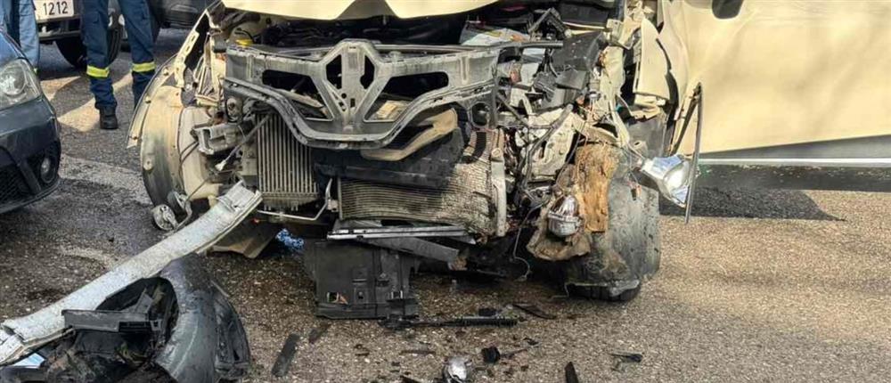 Τροχαίο στο Αγρίνιο: Οδηγός αισθάνθηκε αδιαθεσία και έχασε τον έλεγχο του οχήματος (εικόνες)