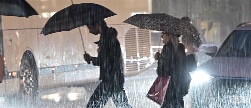 “Κακοκαιρία BYRON”: Η Αστυνομία απεγκλώβισε πολίτες στο κέντρο της Αθήνας