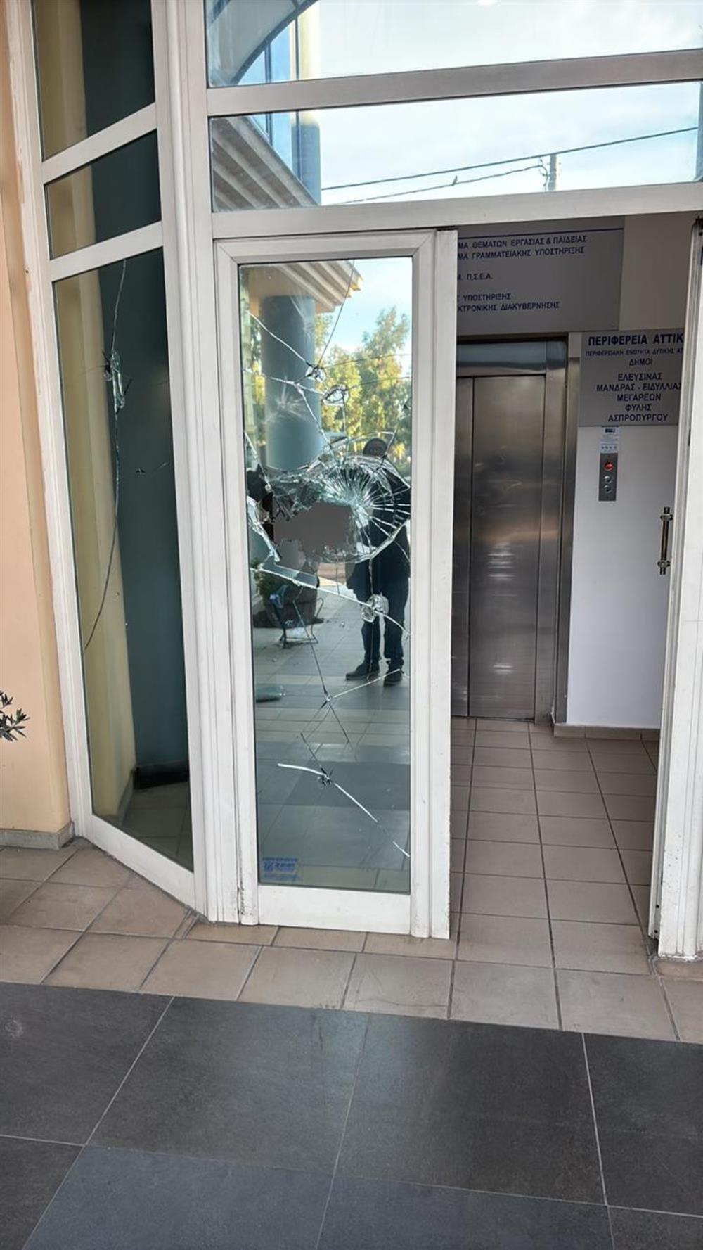 Βανδαλισμοί - Διοικητήριο Περιφέρειας